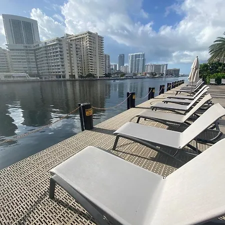 Amazing Studio At Hallandale Beach With Service Beach